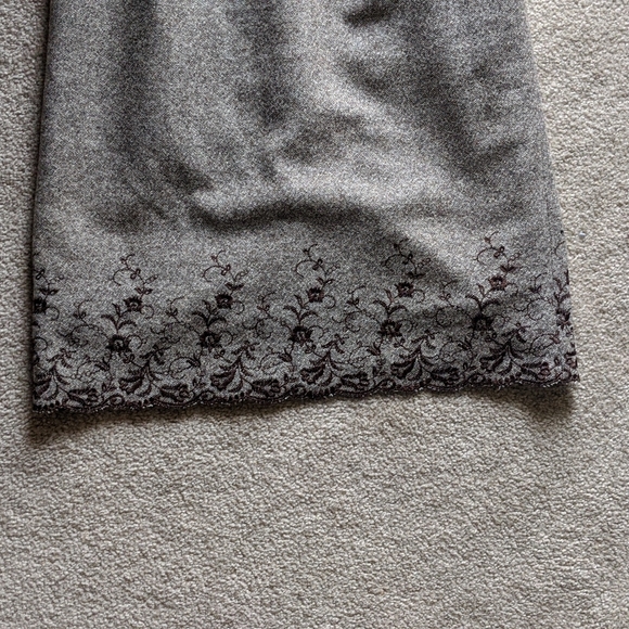 Beautiful knee length Kumikyoku dress with floral embroidery. - Picture 3 of 4